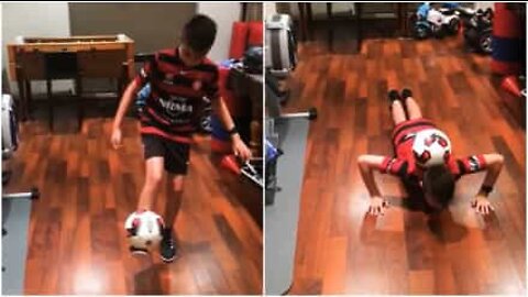 Menino faz impressionantes "push-ups" com bola de futebol