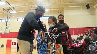 Cyclists make pit stop in Gooding