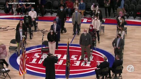 17 metro Detroiters become citizens during halftime of Pistons game