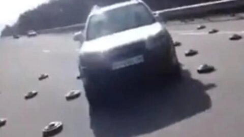 🔴 Ukraine War - Ukrainian Civilians Driving Straight Through Minefield