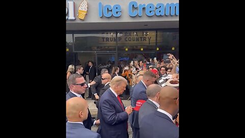 TRUMP❤️🇺🇸🥇SIGNS MAGA HATS AT CARVEL ICE CREAM SHOP IN SANTA MONICA CA💙🇺🇸🍦⛑️✍️🗽⭐️