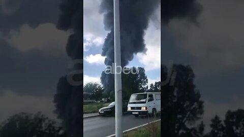 Policia : Qytetarët të mos dalin nëpër rrugët e qytetit, merr flakë ish-fabrika e duhanit në Tetovë