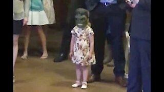 Bizarre! Cette petite fille porte un masque Hulk à un mariage