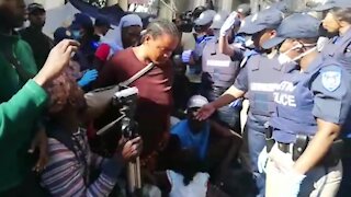 South Africa - Cape Town - Law Enforcement removing refugees from Green Market Square. (dqX)