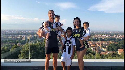 Ronaldo showing luxury lifestyle with his family V01