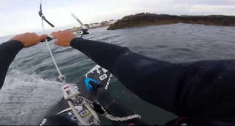 Kitesurfer utfører fantastiske triks over farlige berg