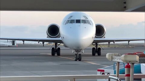 Hawaiian Airlines Boeing 717-200 Pulling into Kona