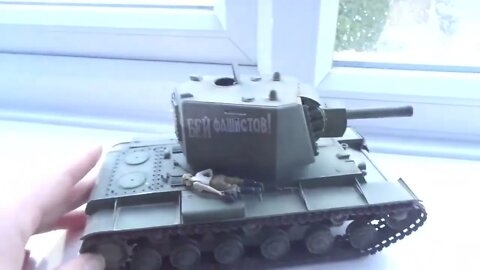 Tamiya: 1/35 KV2 Tank Featuring Campbell The Toast