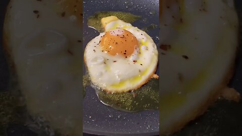 Crinkle crackle egg with a heart beat ASMR