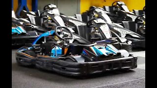 Menina se dá mal na sua primeira corrida de karts