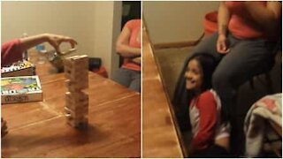 Bambina cade mentre gioca a Jenga...