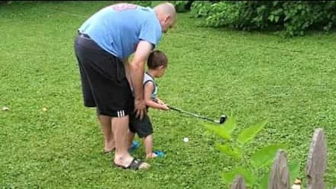 Menino revolta-se por não acertar em bola de golfe