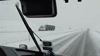 Driving through Wyoming. wind gust 60 mph. 🥶🥶🇱🇷