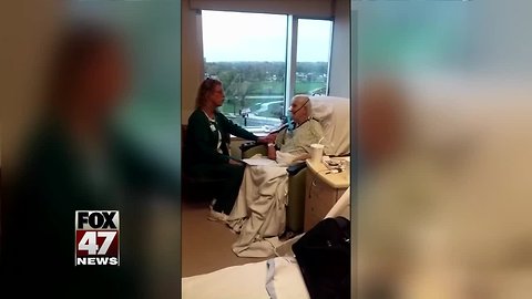 Nurse sings to ailing hospice patient