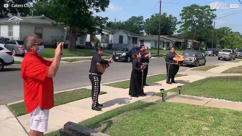 Quarentena: avó celebra aniversário com banda surpresa!