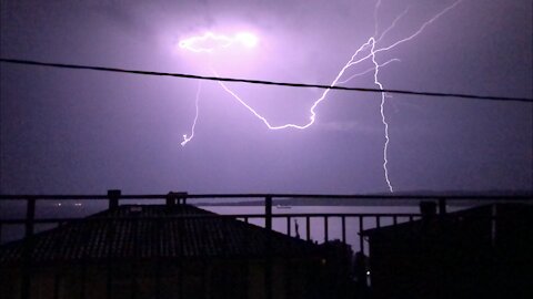 AMAZING LIGHTNING IN SLOW-MO