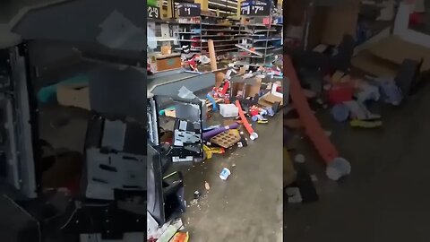 Chicago: 4th Walmart will now be permanently closed after being ransacked.