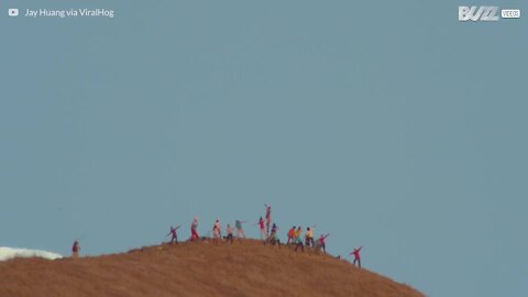 Enorme luna piena filmata in cima al monte