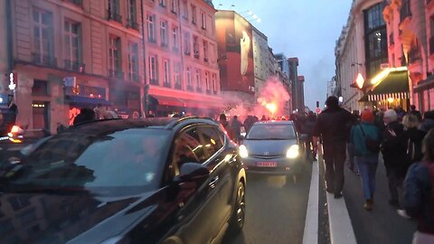 France: Protesters set fire to barricades in Paris, police respond with tear gas - 17.04.2023