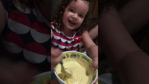 CRIANÇA FAZENDO BOLO DE CHOCOLATE / CHILD MAKING CHOCOLATE CAKE / 子供が作るチョコレートケーキ / صنع كعكة الشوكولا