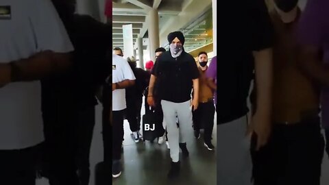 Siddhu moosewala 🤩🤩 At Airport For concert In Mumbai #siddhumoosewala #siddhumosewala #trending