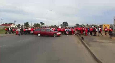 South Africa - Cape Town - Bloekombos Secondary school day 2 protest (Video) (U4X)