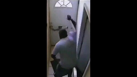 THIEF TRYING TO BREAK INTO A HOUSE TO STEAL IS RUNNING OUT, I LEFT WITH ONE FINGER!🤭🤣🤣🤣