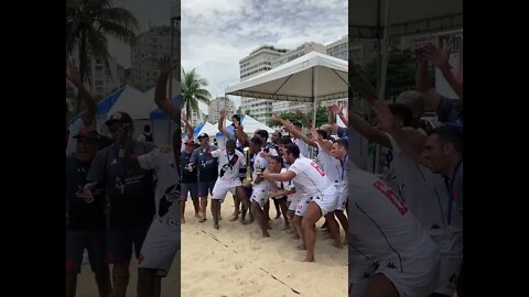 Time do Vasco gritando o Casaca e levantando a taça após ser campeão Carioca de Beach Soccer