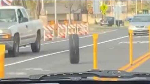 Frayeur sur l'autoroute: un pneu se détache et percute un véhicule