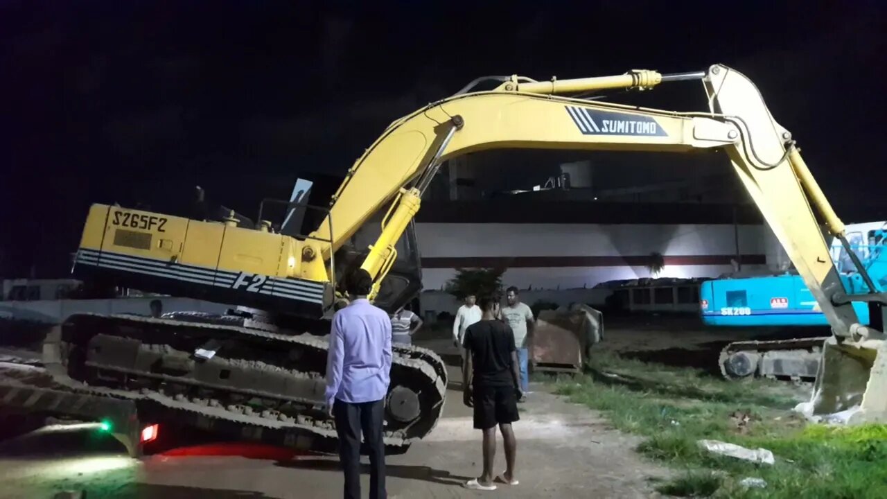 Excavator Unloading From Truck is Incredible! Excavator Unloading in ...