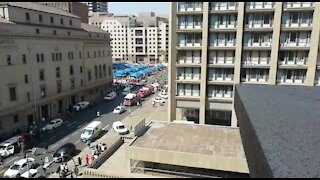 Firefighter falls from burning government building in Joburg CBD (zi4)