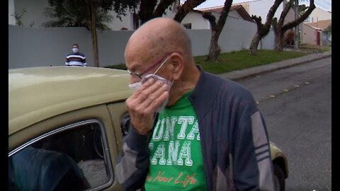 Devastado maestro se ve obligado a vender su coche de toda la vida y sus antiguos alumnos actúan