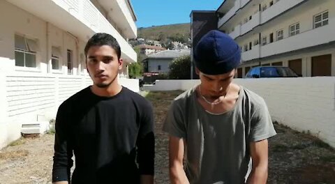 WATCH: Skateboarding brothers step in to help elderly Cape resident with her shopping (oVS)