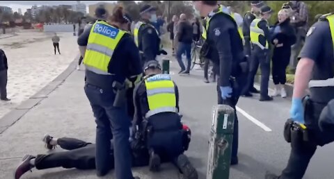 Australian Police violently arrest couple for not wearing masks