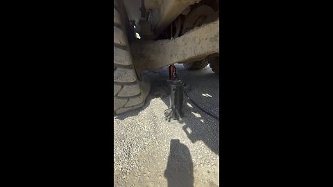 Jacking up a haul truck