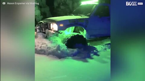 Voici un pick up très efficace contre la neige !