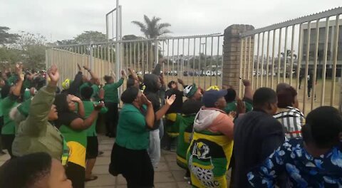 WATCH: Gumede supporters gather outside court for mayor's second appearance (7jw)