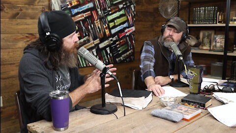 Phil Robertson and the Accidental Exorcism, Jase Wears Ladies' Gloves, and What Are Ghosts? | Ep 206