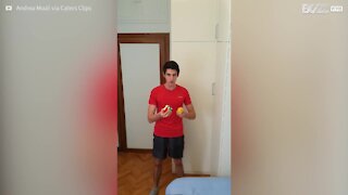 Jovem resolve um cubo de Rubik enquanto faz malabarismo e diz o Pi