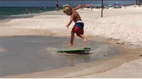 Bimbo di quattro anni è un mago dello skimboard