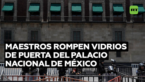 Maestros rompen vidrios de puerta del Palacio Nacional de México