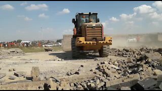 SOUTH AFRICA - Johannesburg - Land grabs in Lenesia (videos) (iym)