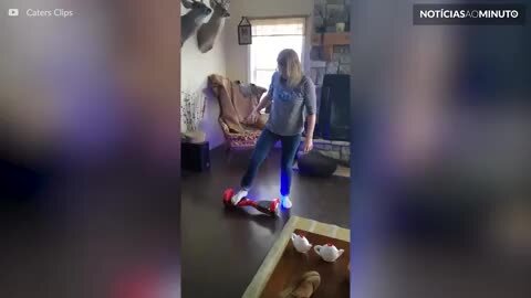 Vovó anda de hoverboard pela primeira vez e causa cena hilária