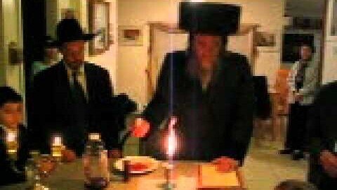 Rebbe reciting Havdalah