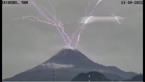 LIGHTNING FROM A VOLCANO - LIGHT PILLARS & OTHER RARE OCCURANCES THAT JUST HAPPENED