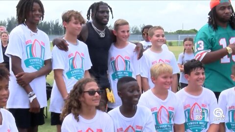 Dolphins WR Tyreek Hill host youth football camp at FAU