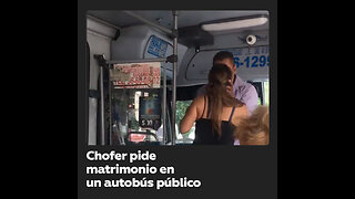 Chofer de autobús pide matrimonio a su novia en el vehículo