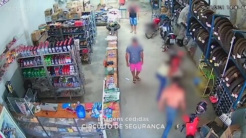 Homem é flagrado agredindo mulher dentro de loja em Lajinha