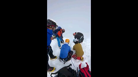 Together with the entire group,the khumbhu icefall is crossed,where there are no Stairs