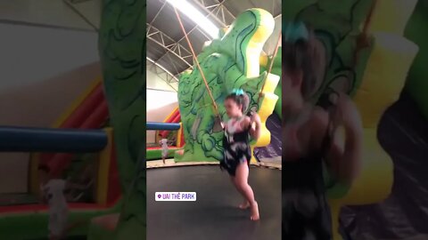 Bebê no trampolim - Baby on trampoline - Ребенок на батуте - 婴儿在蹦床上 - #shorts #linda #bebe